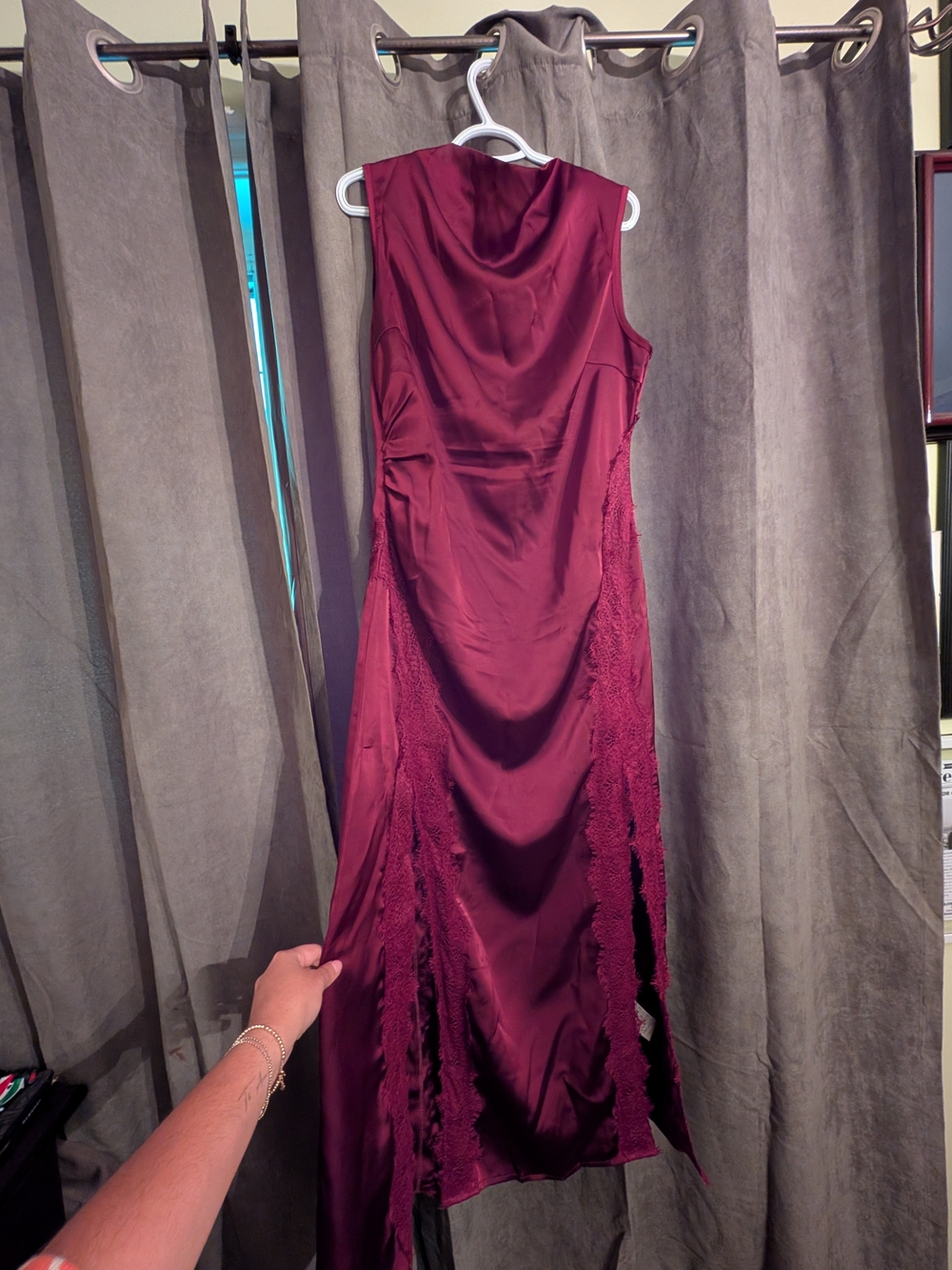 Women’s Sleeveless Satin Lace-Panel Burgundy Dress